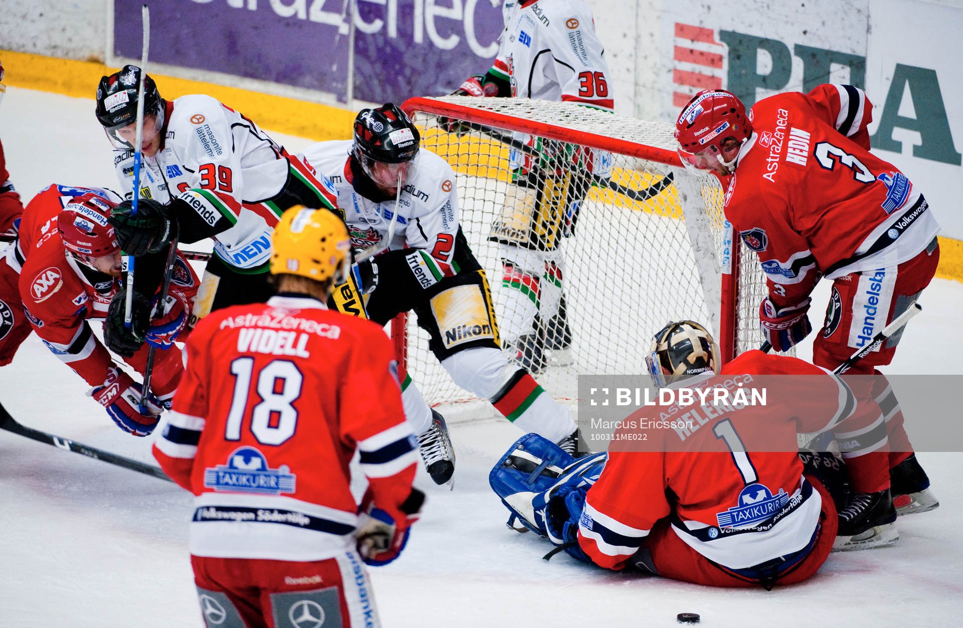 Riku Helenius, målvakt Södertälje, och Per Svartvadet,