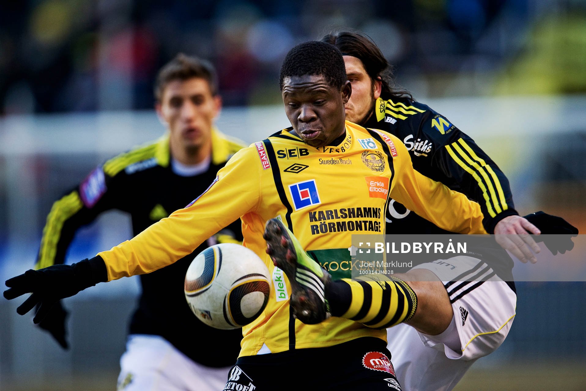 Patrick Osiako, Mjällby, och Bojan Djordjic, AIK