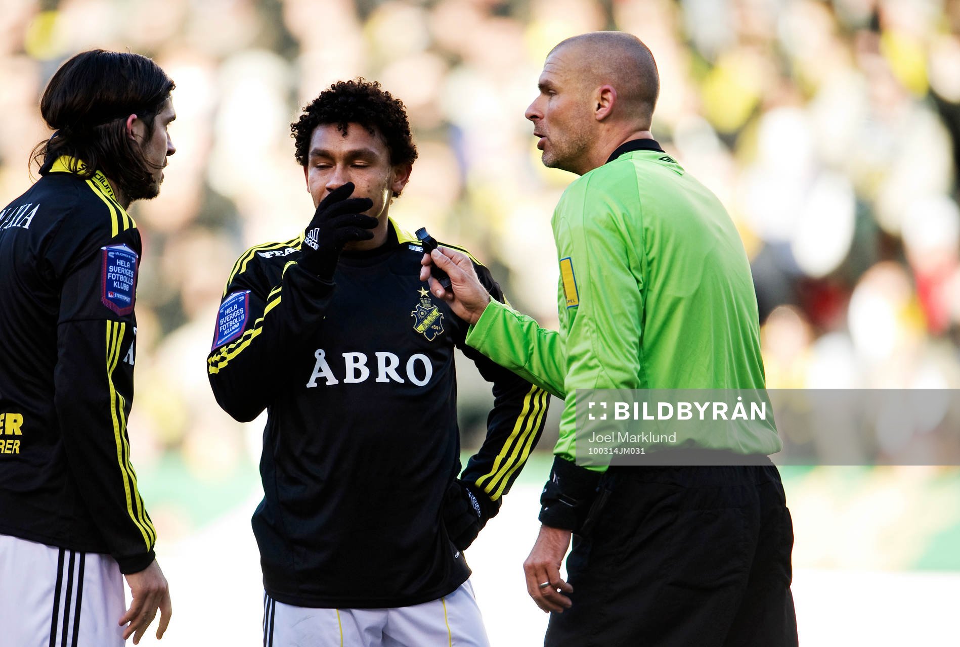 Michael Lerjéus, domare pratar med Bojan Djordic och