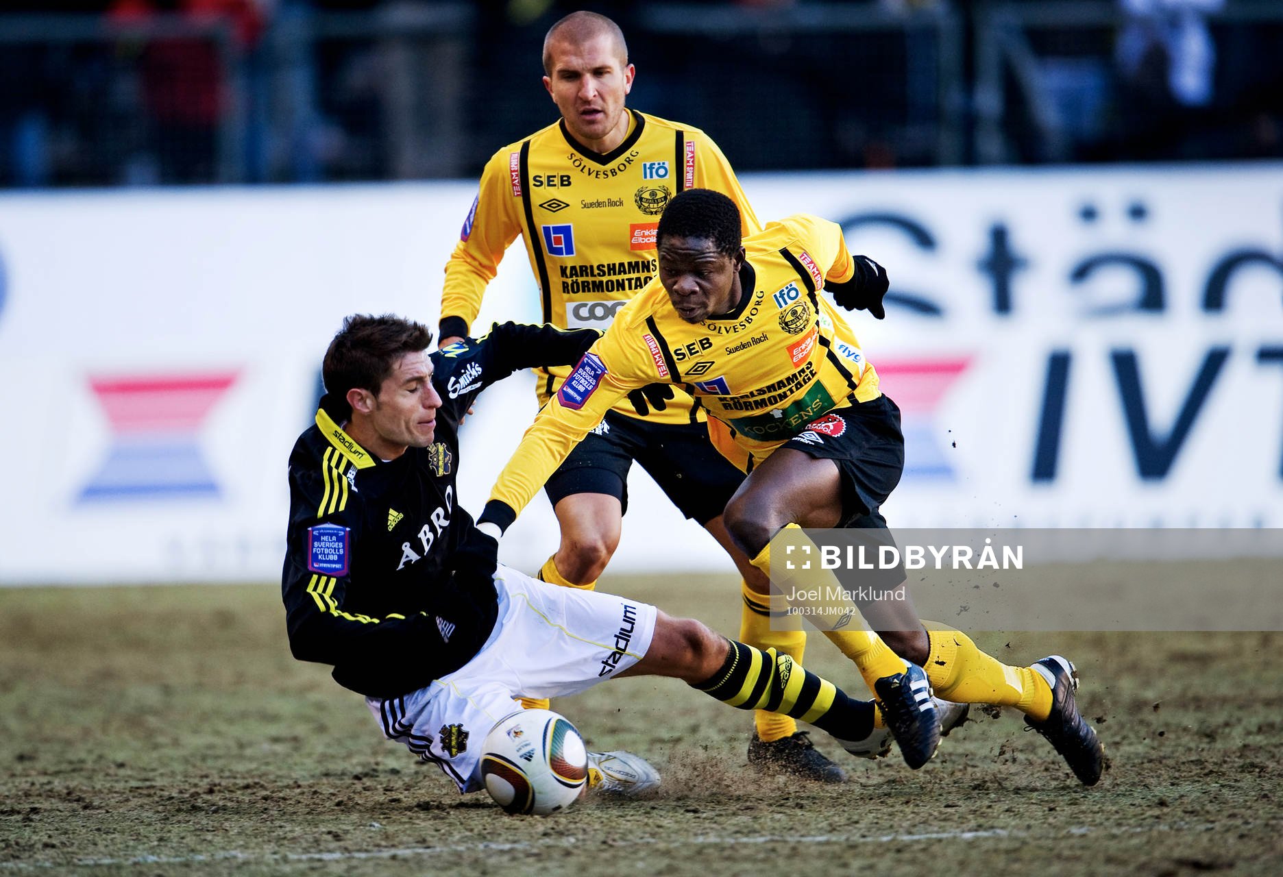 Sebastián Eguren, AIK, och Patrick Osiako, Mjällby