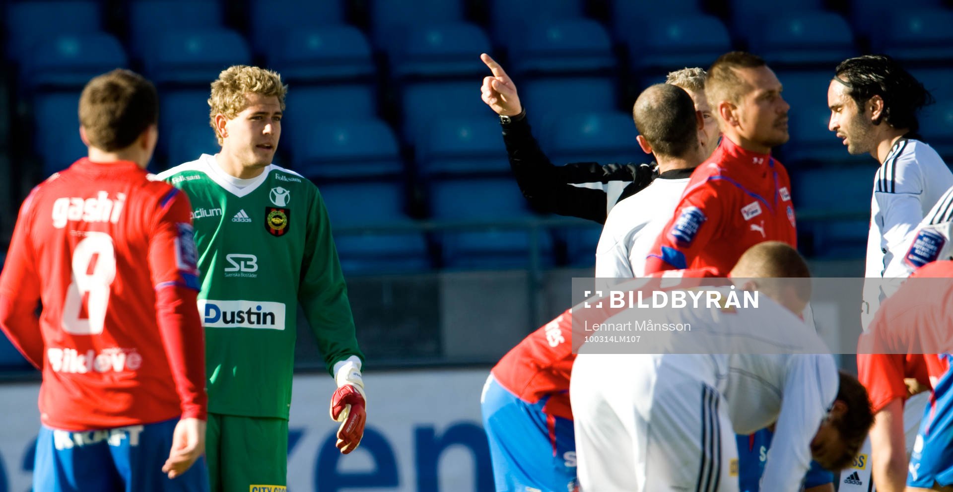 Tobias Mattsson, domare ger Kristoffer Björklund,