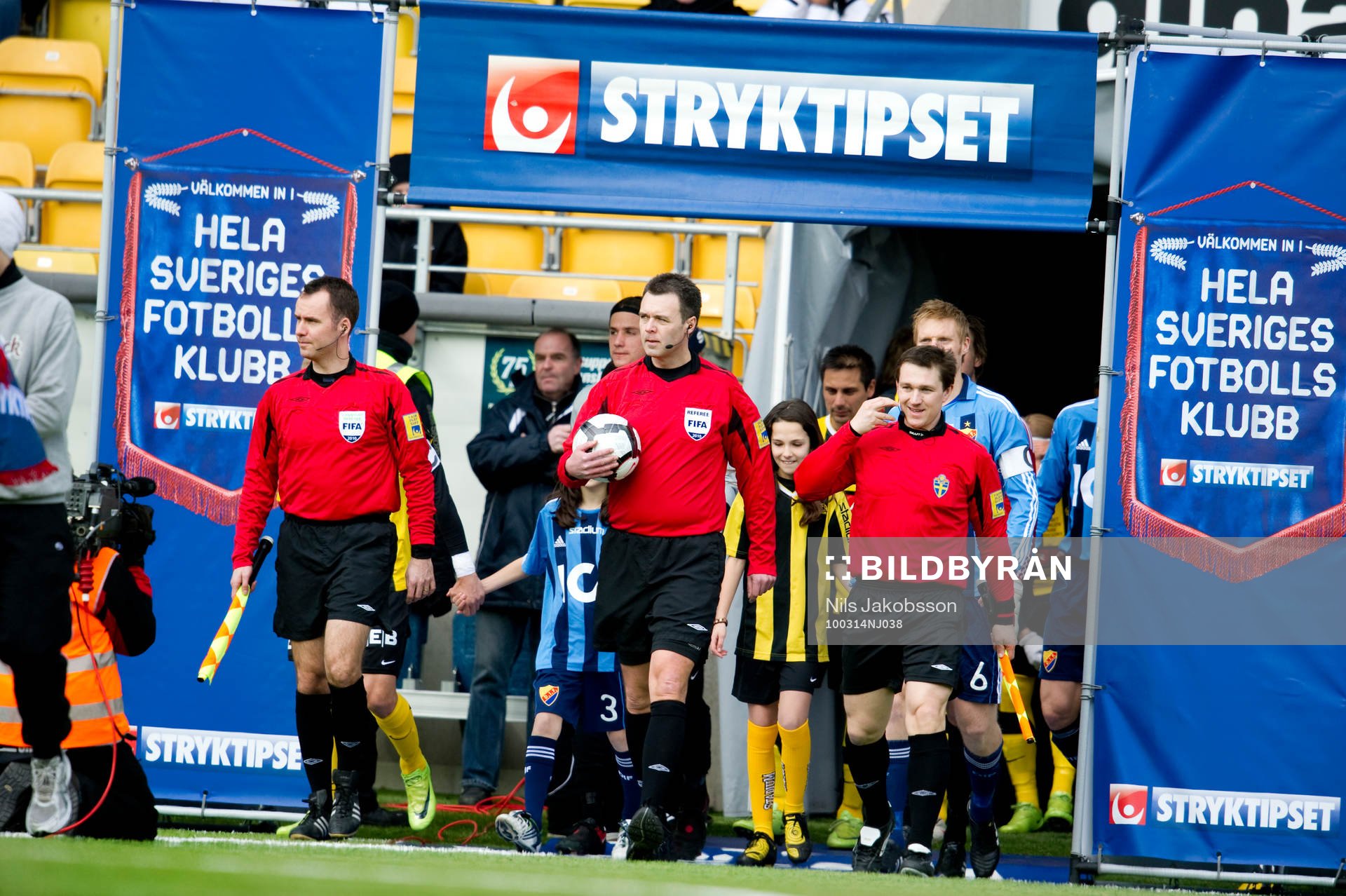 Domare Martin Ingvarsson, gör entre, svenska spel