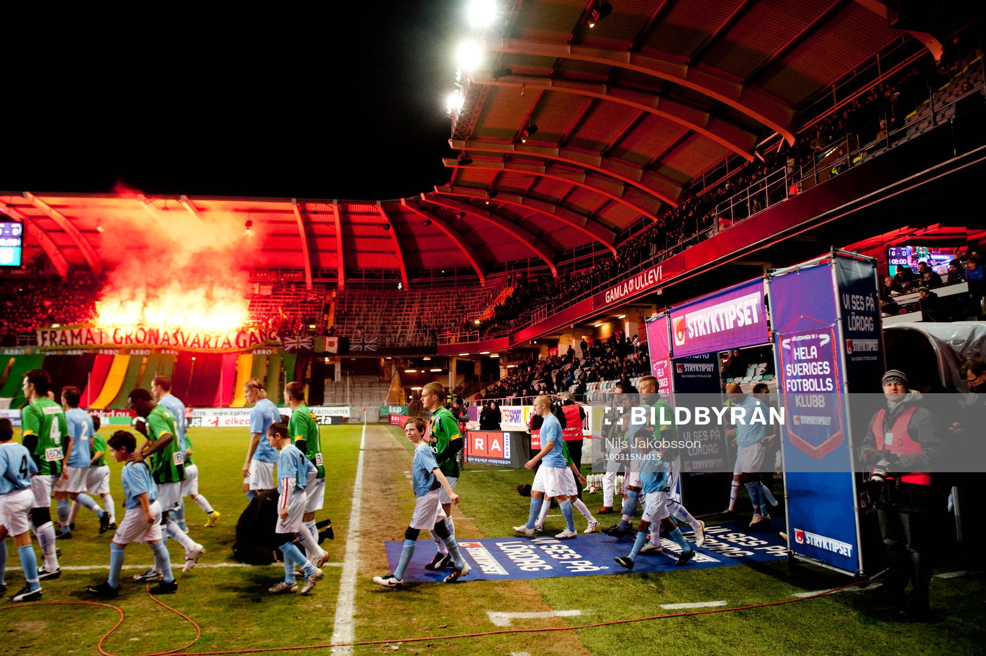 Spelarna gör entre, inmarsch, tifo, bengal
