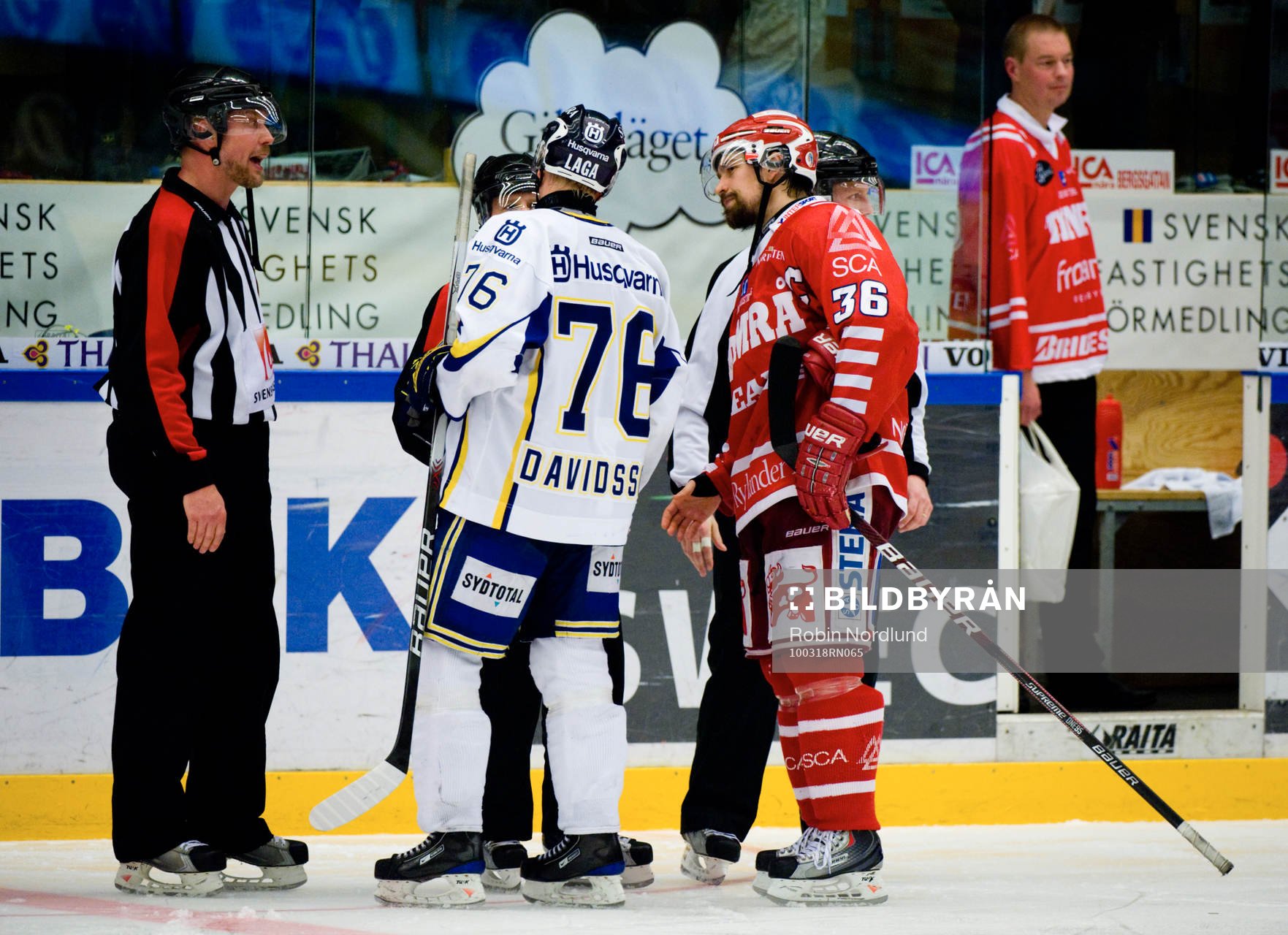 Johan Davidsson, HV71 och Pär Styf, Timrå tackar domarna