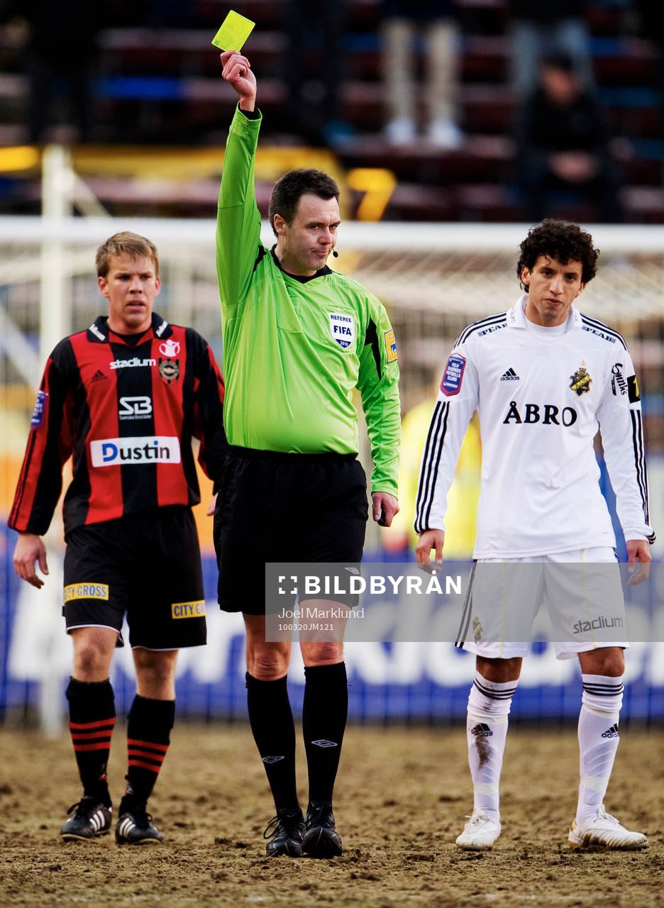 Martin Ingvarsson, domare (Gult Kort, Varning)