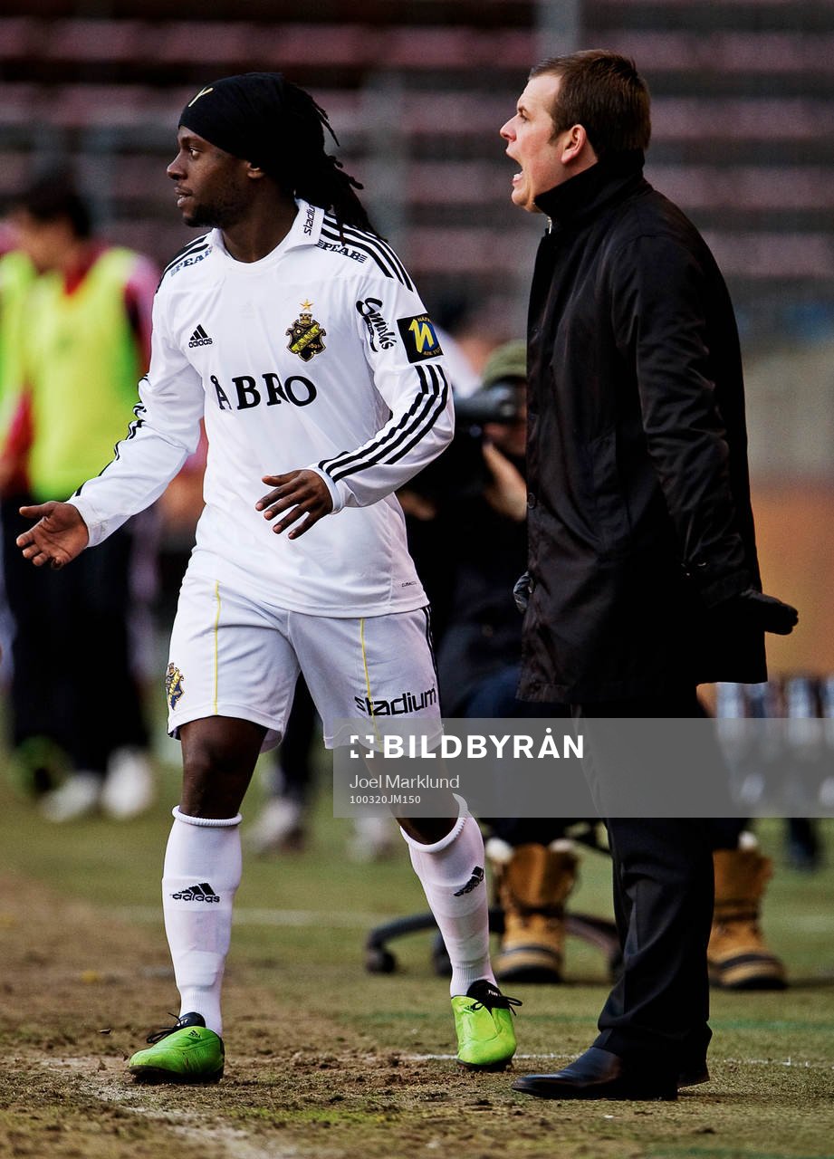 Martin Kayongo-Mutumba och Mikael Stahre, tränare, AIK