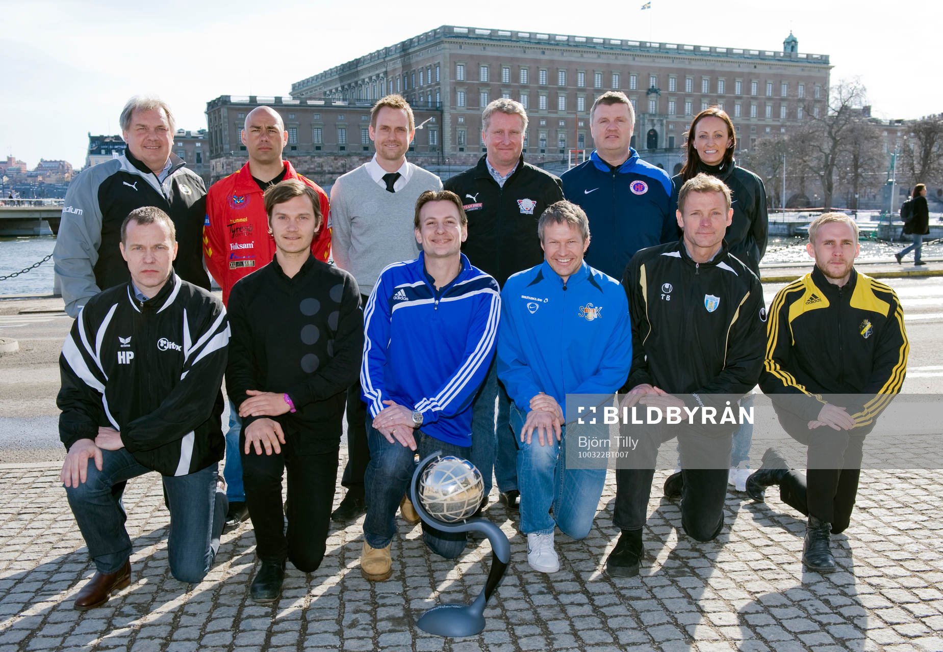 Bakre raden från vänster: Lars Pihl, tränare, Hammarby, Tino Katsoulakis, tränare, Tyresö,, Martin Sjögren, tränare, Malmö, Peter Johansson, tränare, Linköping, Richard Holmlund, tränare, Örebro och Elisabet Gunnarsdottir, tränare, Kristianstad. Främre raden från vänster: Hans Prytz, tränare, Jitex, Joakim Blomqvist, tränare, Umeå, Daniel Kalles Pettersson, tränare, Djurgården, Janne Hallberg, tränare, Sunnanå, Torbjörn Nilsson, tränare, Kopparbergs/Göteborg och Patric Jildefalk, tränare, AIK.