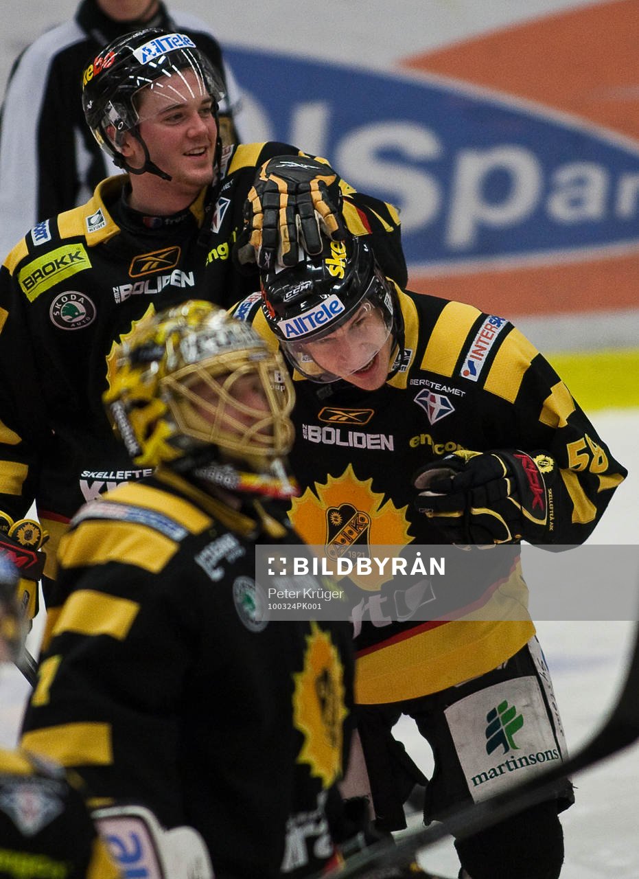 Tim Erixon klappar om målgöraren Jyri Marttinen,