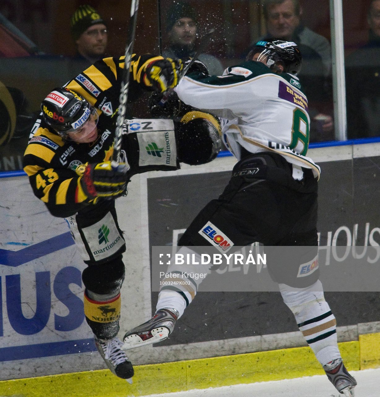 Sanny Lindström, Färjestad tacklar till Tomas Surovy,