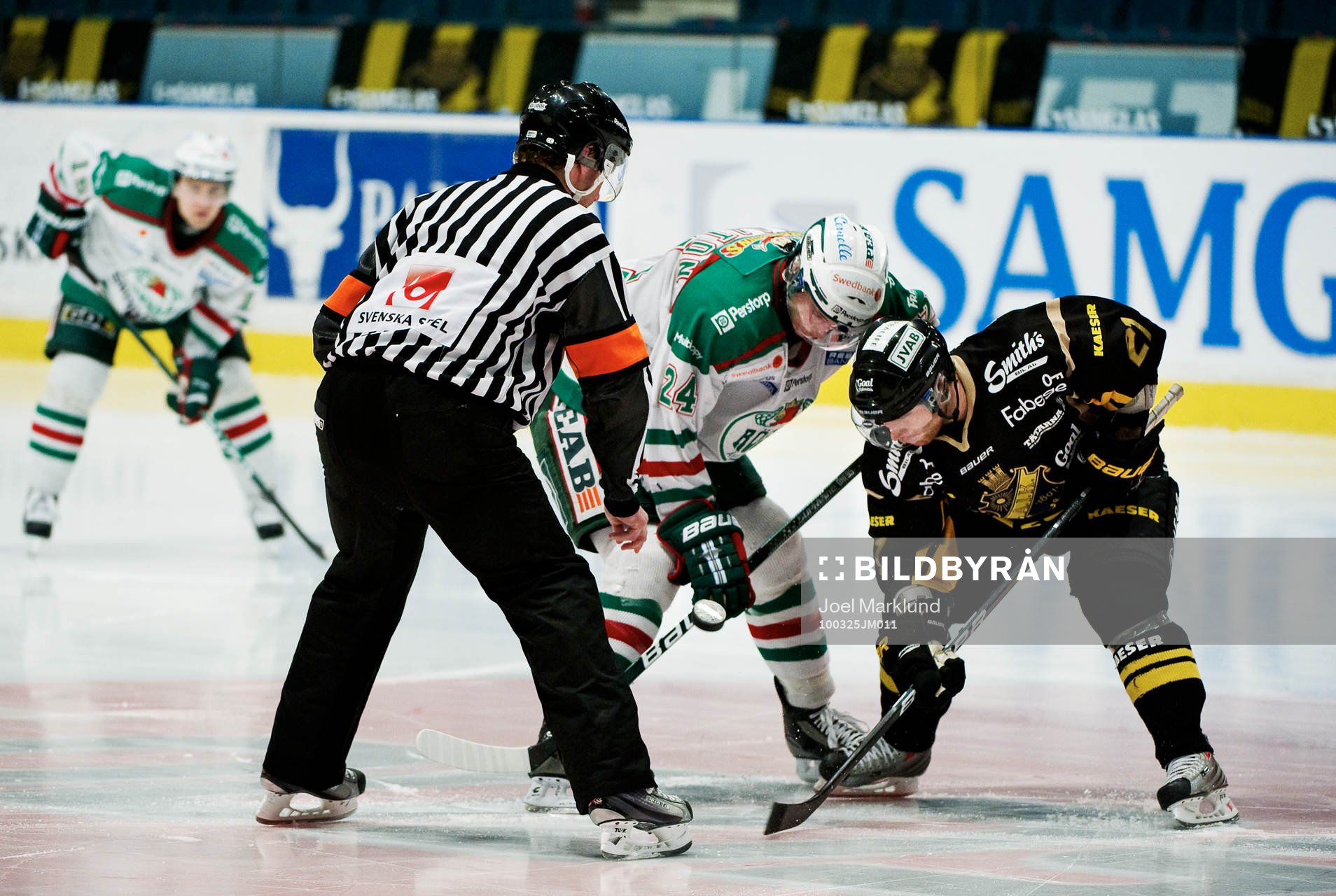 Niclas Johansson, domare, släpper pucken när Jeremy