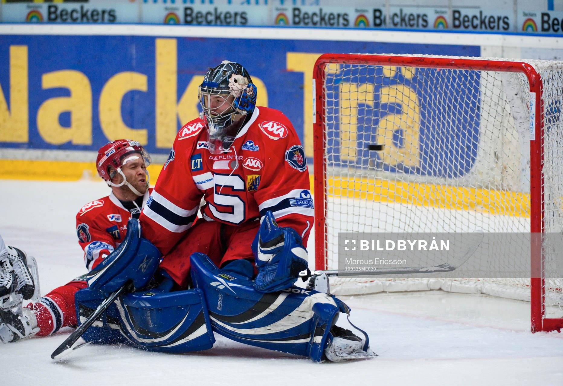 2-2 pucken går in bakom Riku Helenius, målvakt