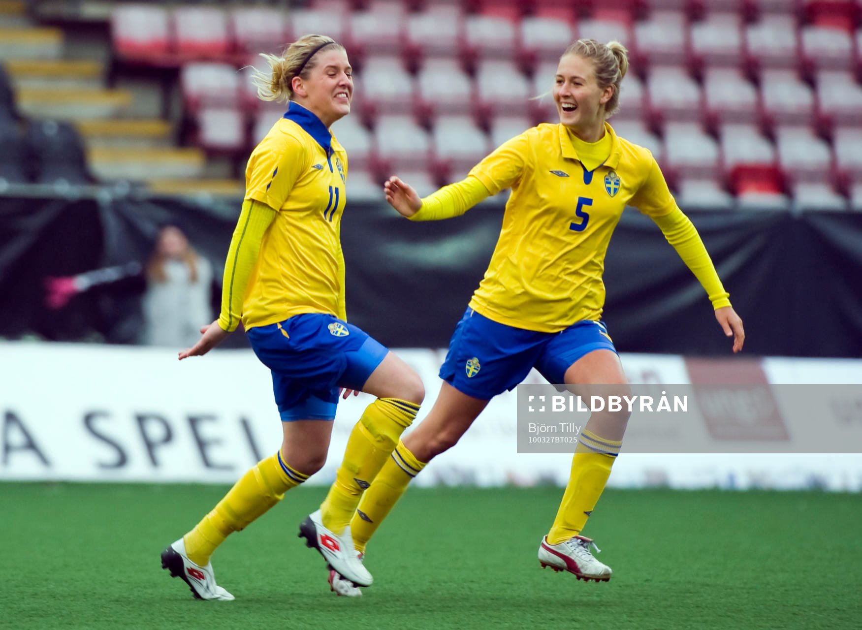  Olivia Scough och Emma Kullberg, Sverige, jubel efter 3-0.
