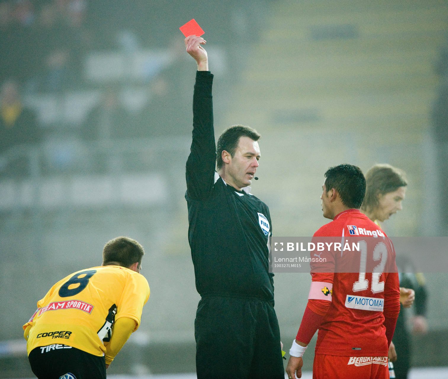 Martin Ingvarsson, domare, ger rött kort och utvisning