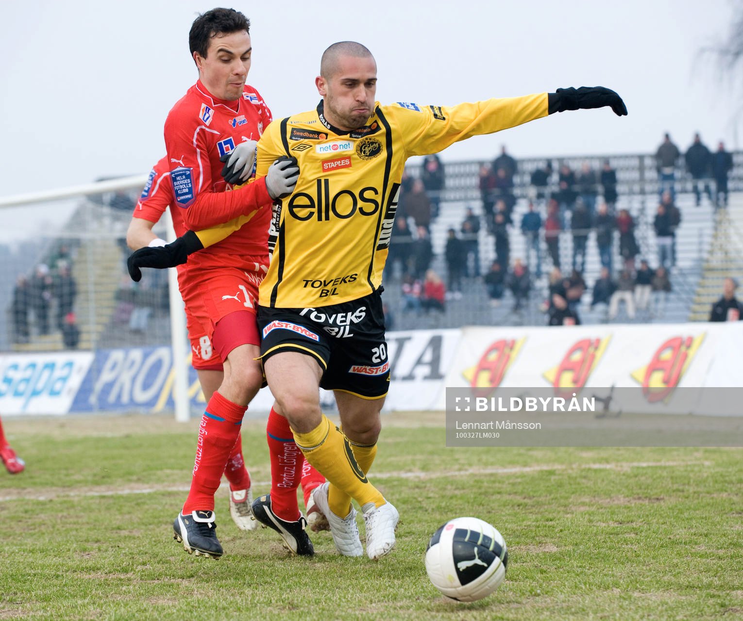 Emir Bajrami stoppas av Daniel Mendes