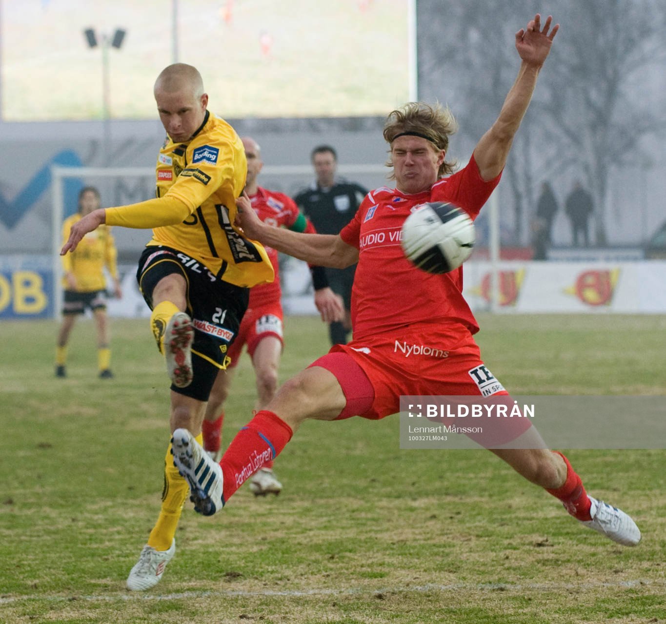 Johan Larsson, Elfsborg, skjuter, Paulus Arajuuri