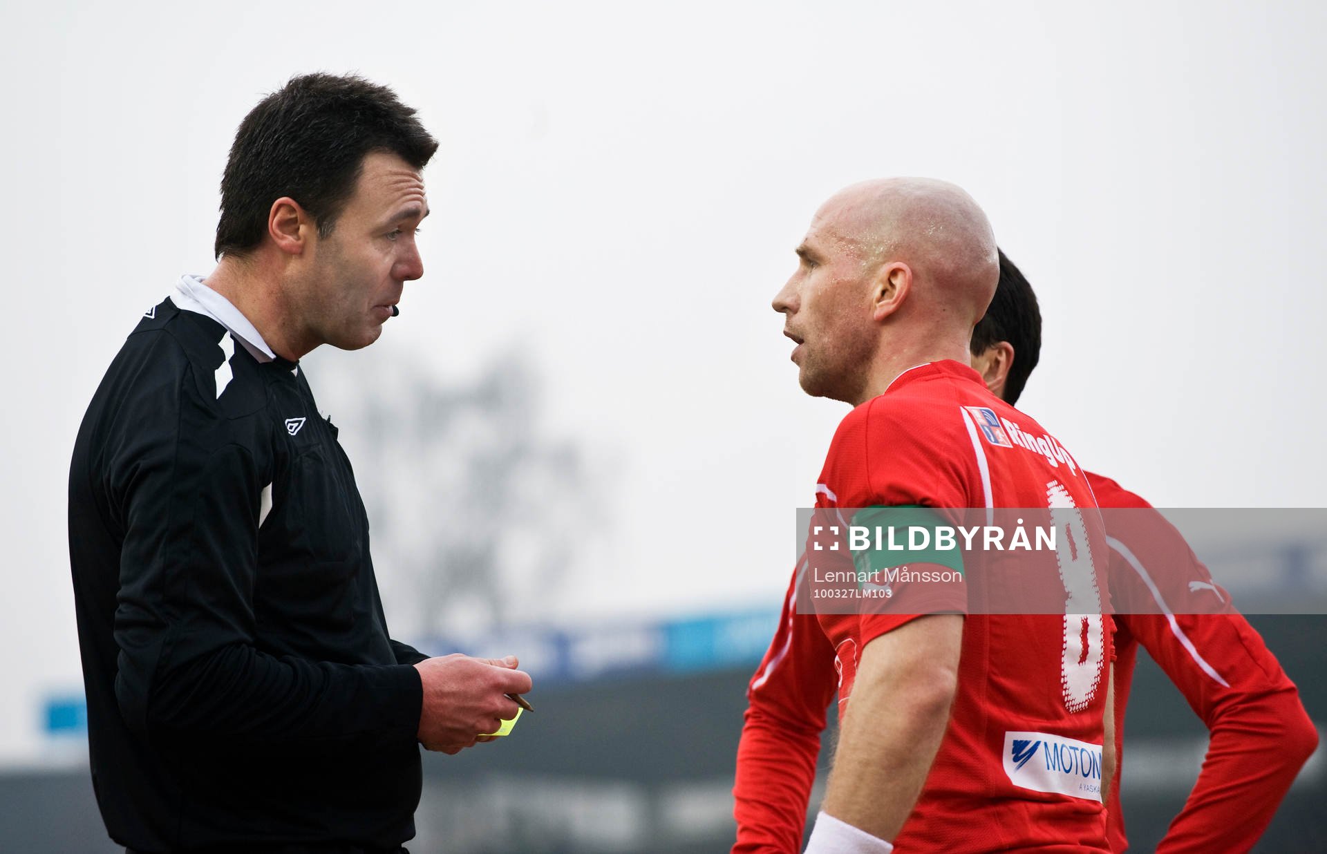Martin Ingvarsson, domare, i diskussion med Henrik