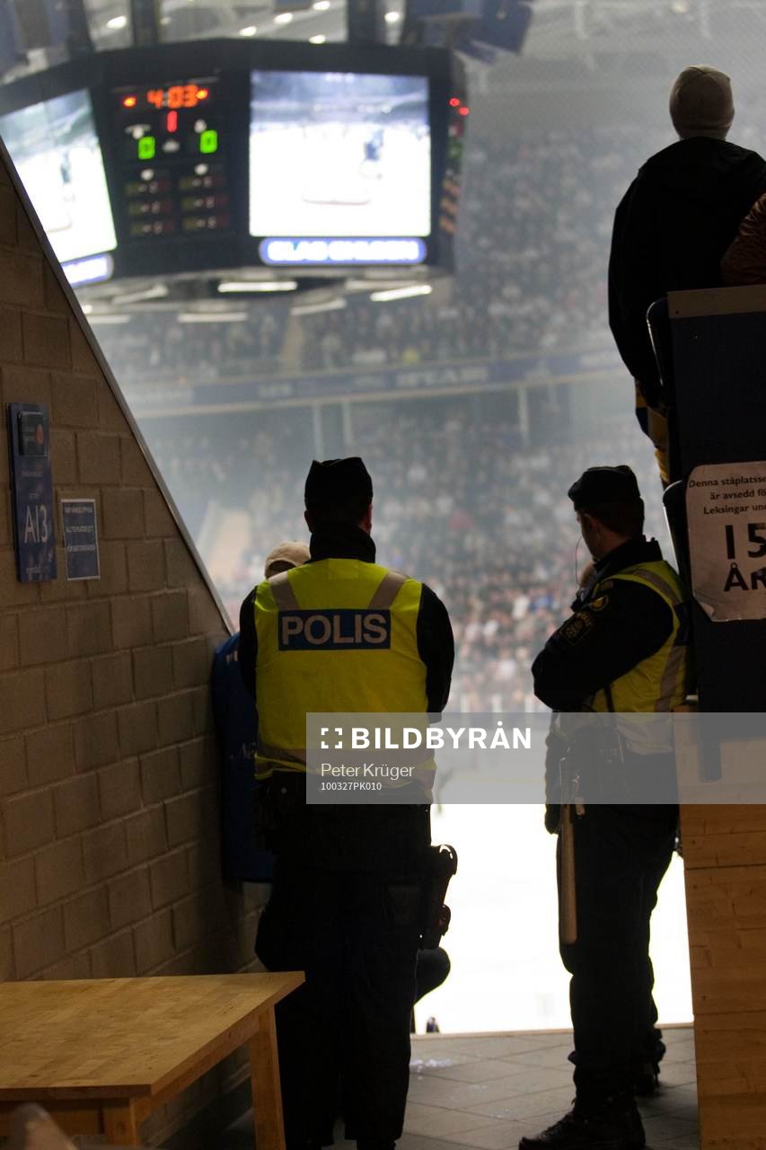 Lite fler vakter och poliser i Arendals arena när AIK är