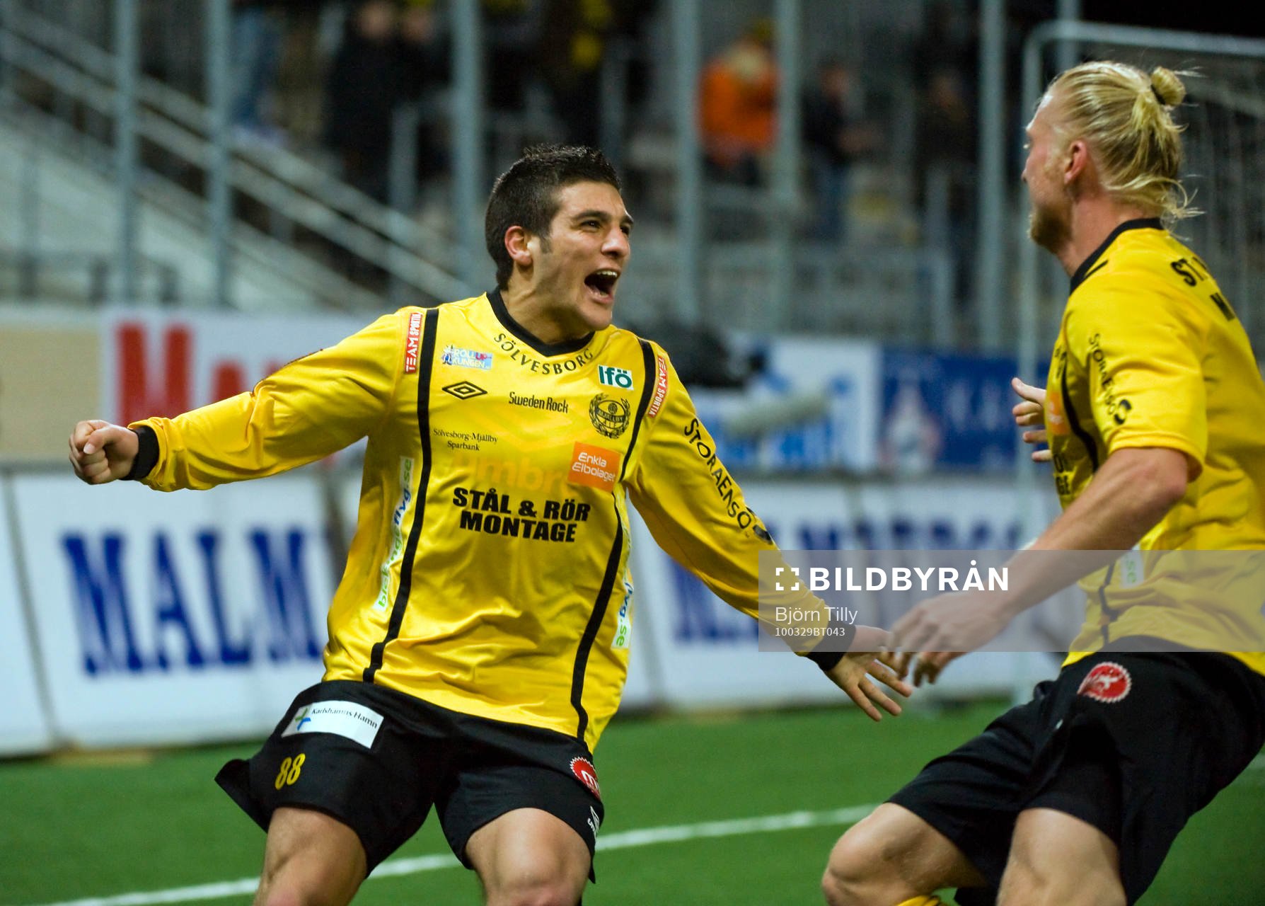 Mostapha El Kabir och Robin Cederberg, Mjällby jubel