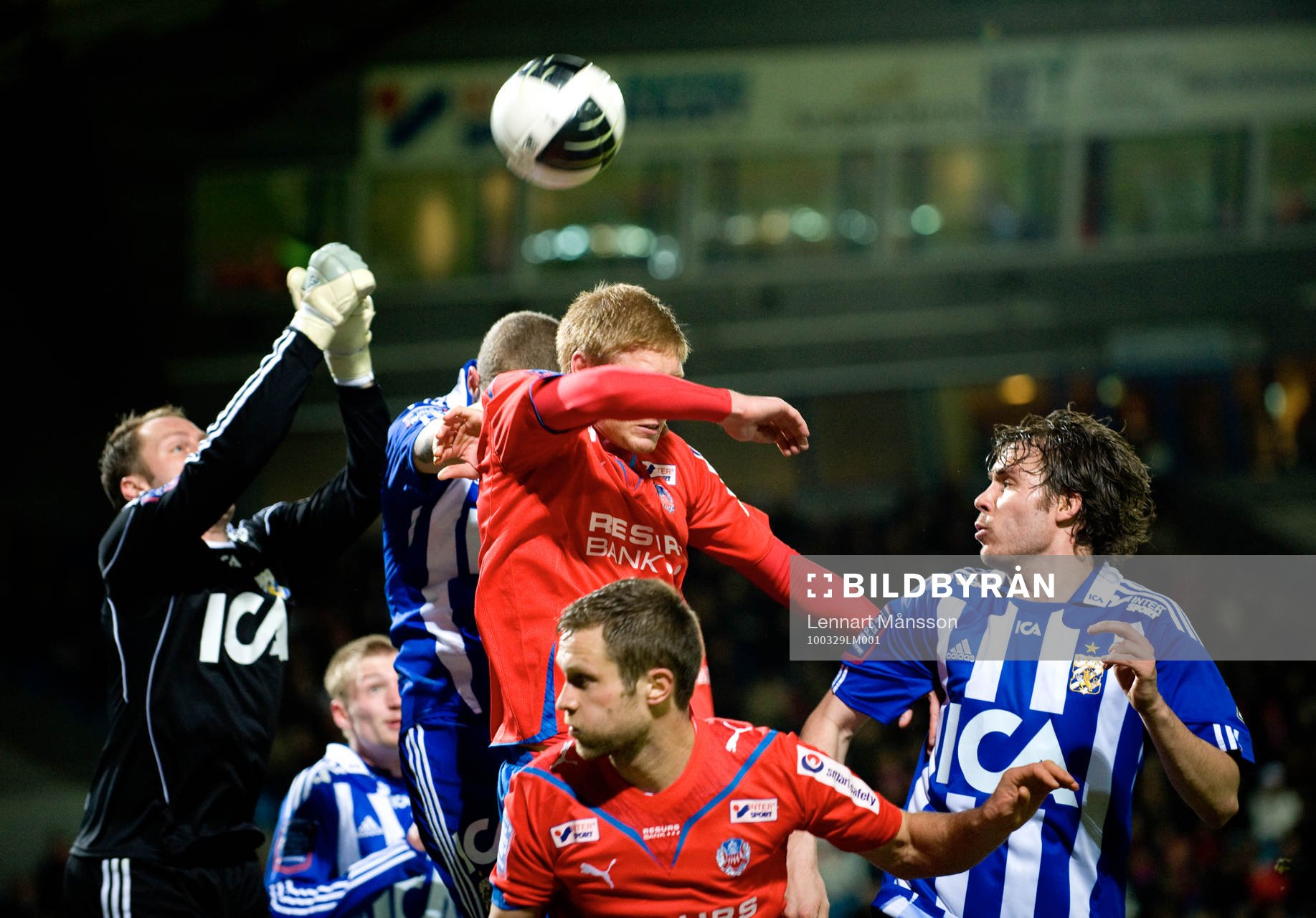 Hörna, Kim Christensen boxar undan bollen framför Markus