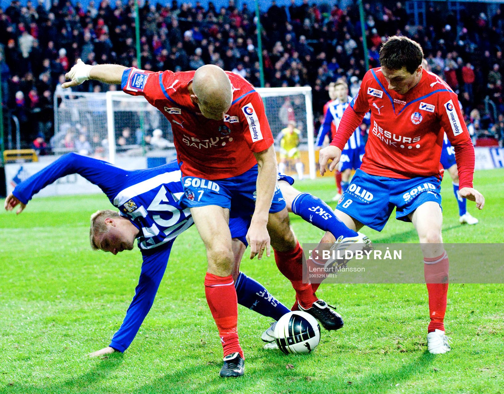 Mattias Lindström och Ardian Gashi trycker till Sebastian