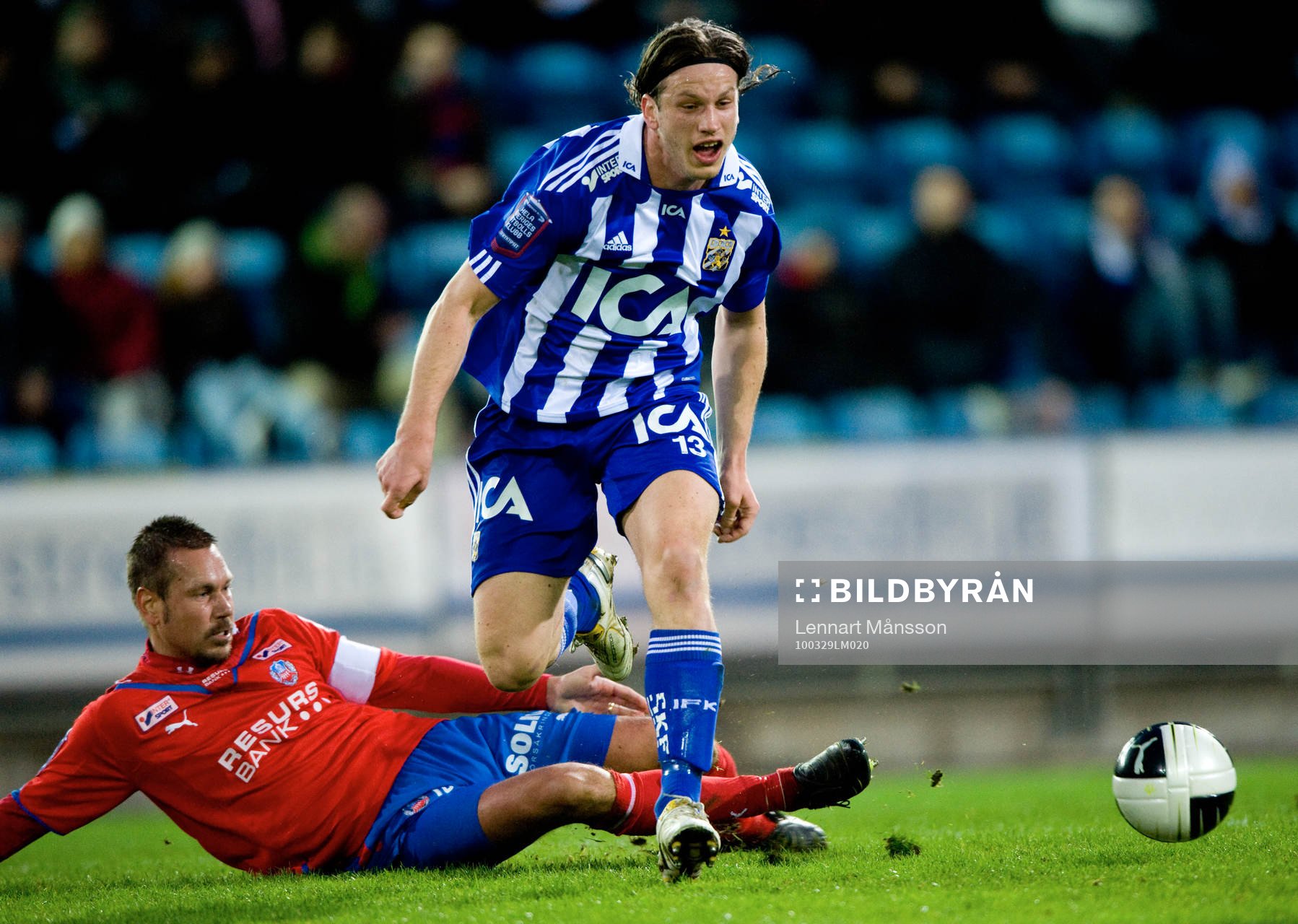 Marcus Lantz försöker stoppa Gustav Svensson