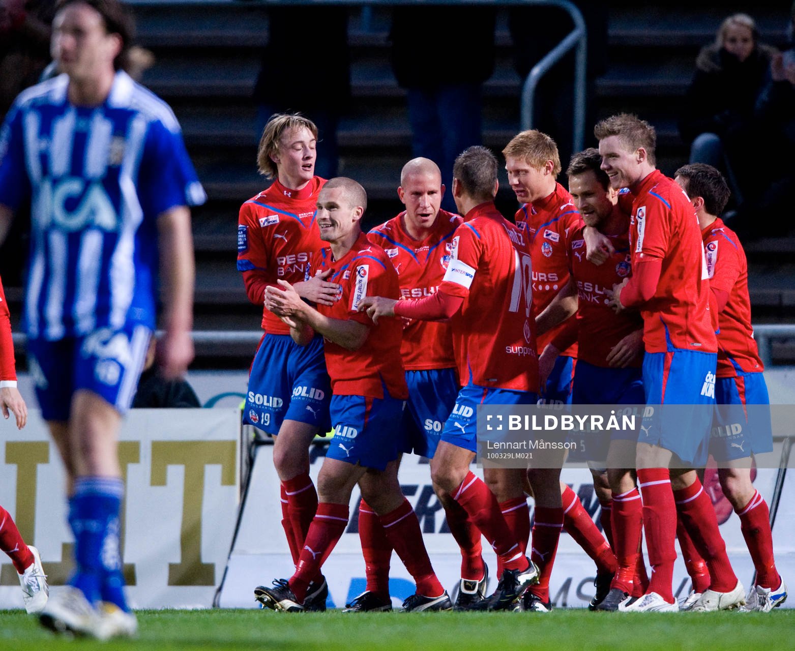1-0 Mattias Lindström, som grattas av hela laget