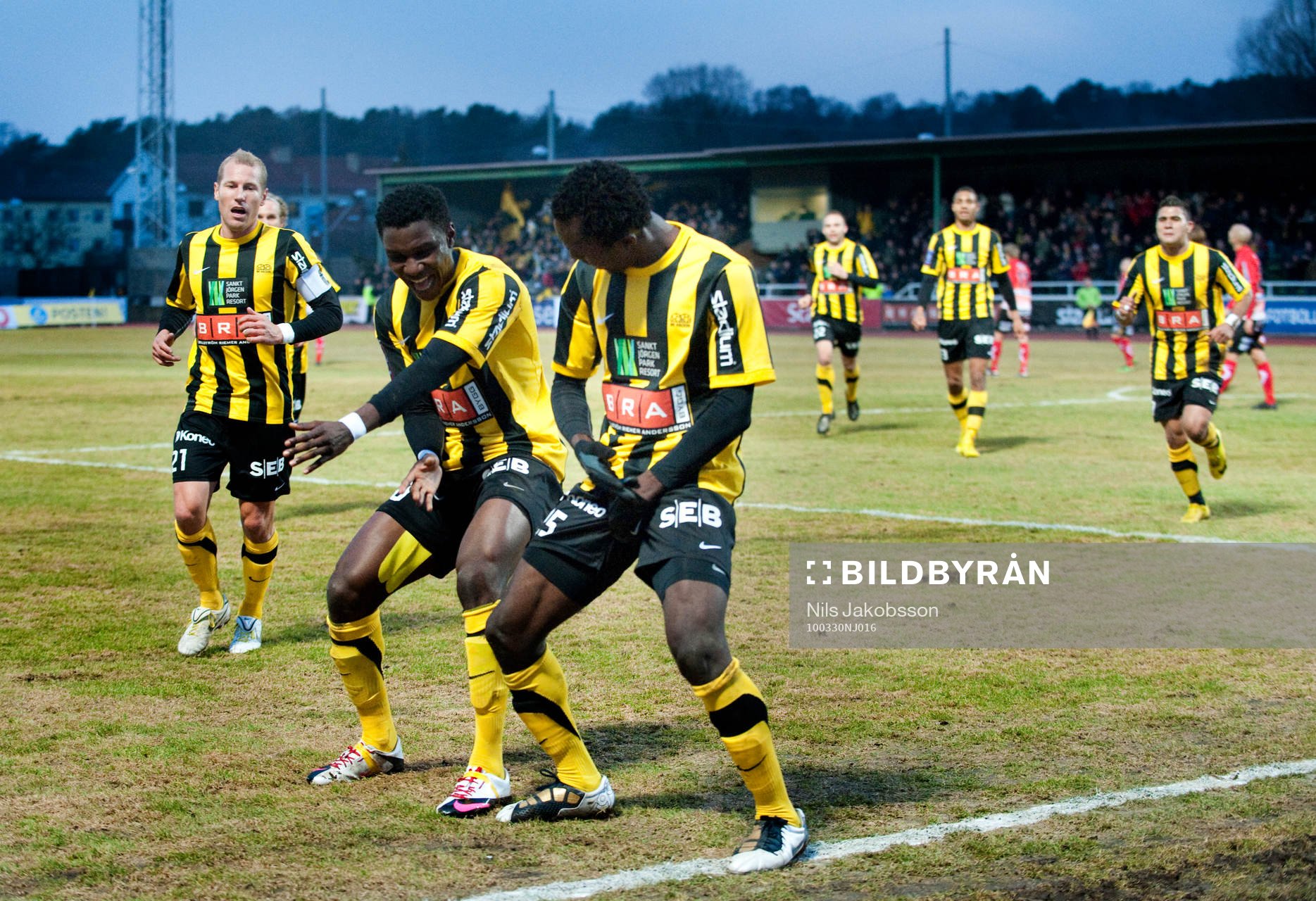 Dominic Chatto, John Chibuike, Häcken jubel med en lite