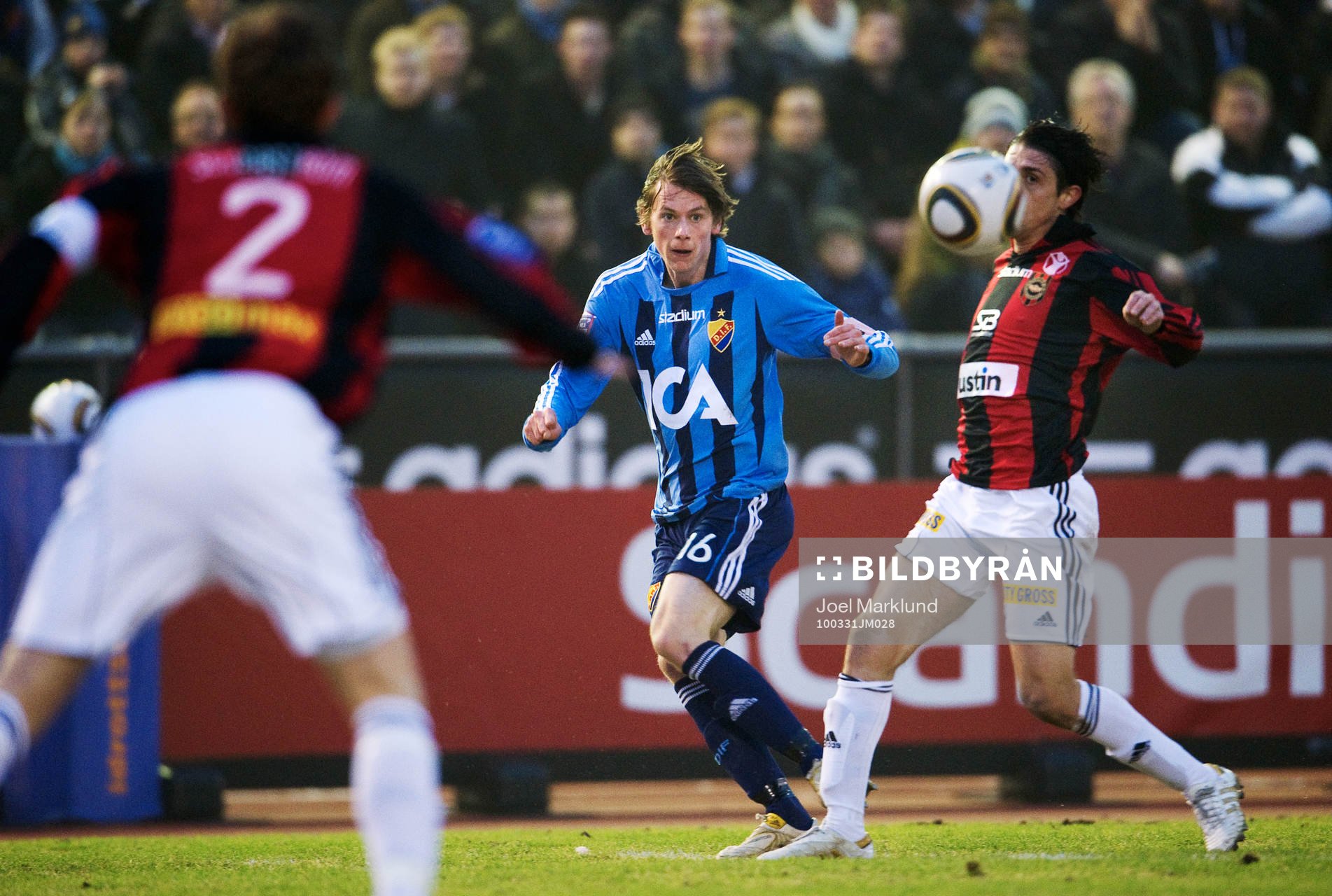 Kasper Hämäläinen, Djurgården, passar in bollen i