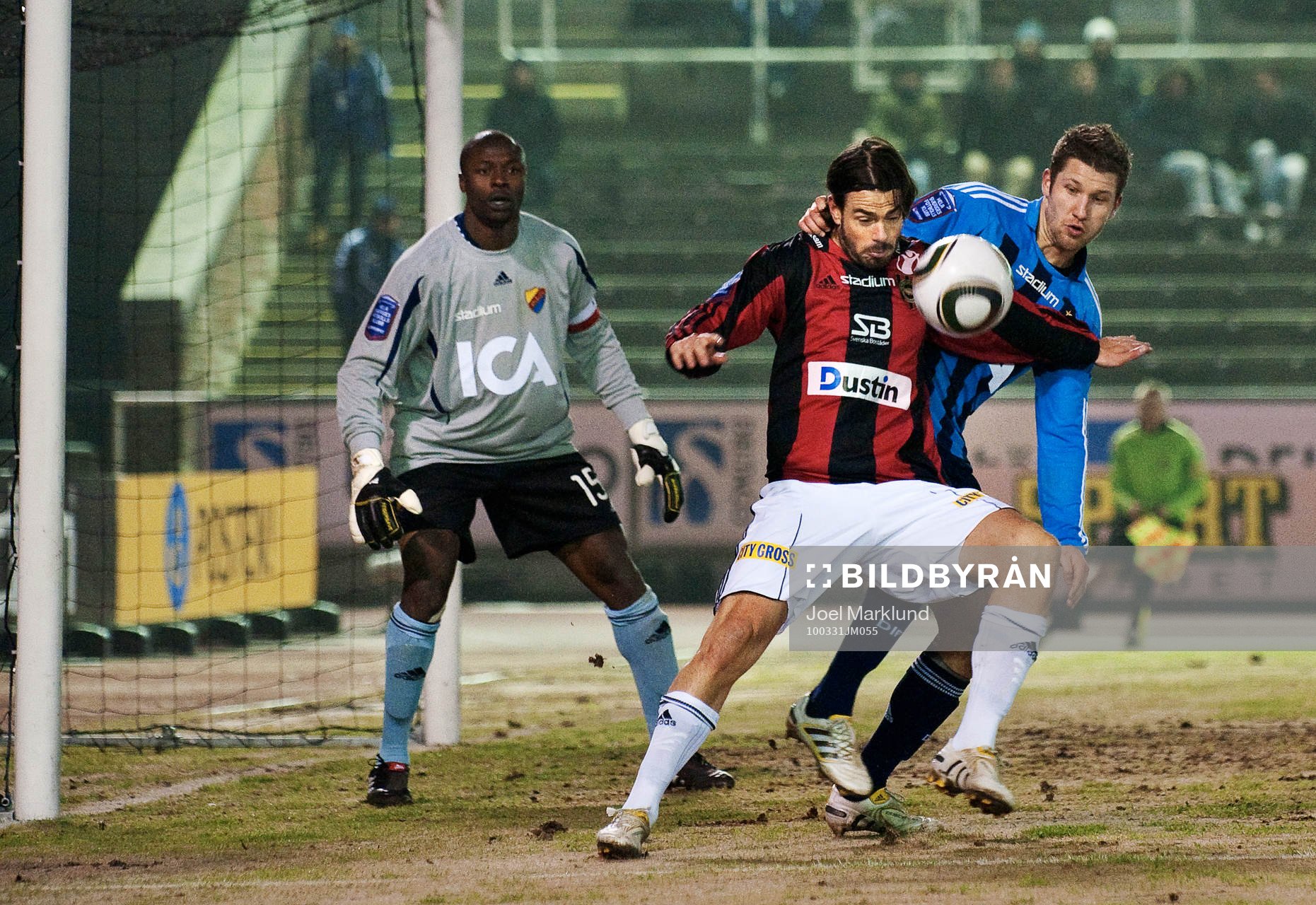  Andreas Eriksson, Brommapojkarna, stoppas av Joona Toivio, Djurgården.