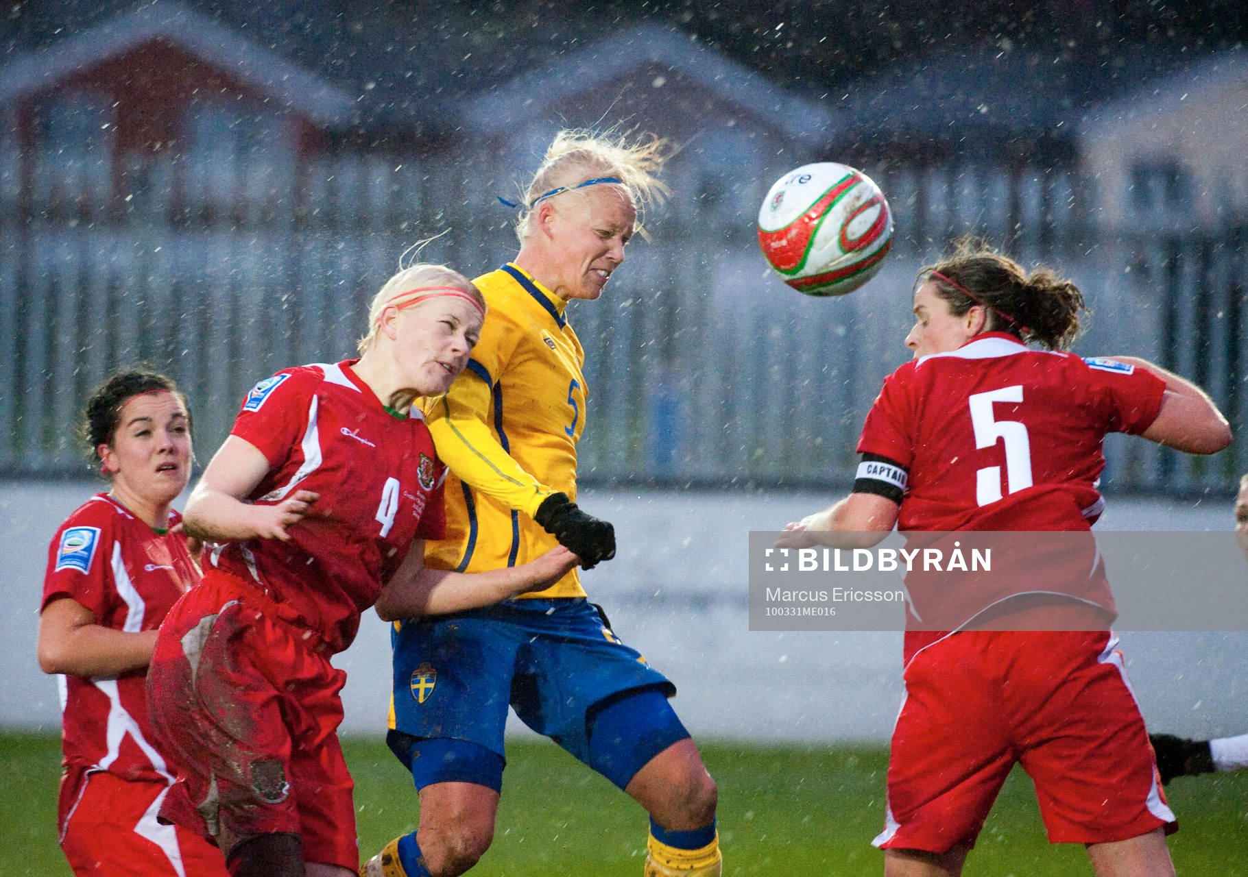 Caroline Seger, Sverige i nickduell med Karrie Manley, Wales
