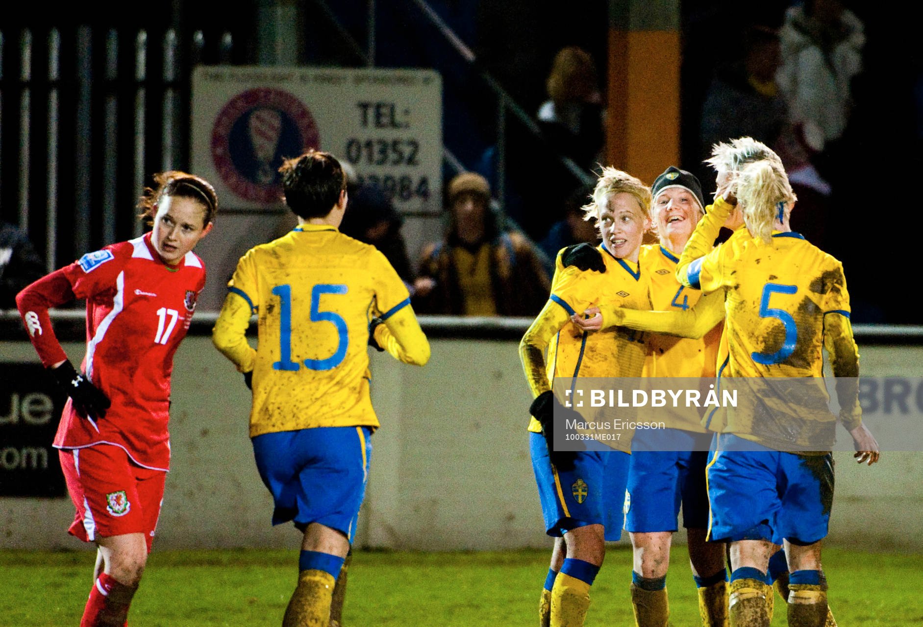 Linnéa Liljegärd kramas om Anna Paulsson i jubel