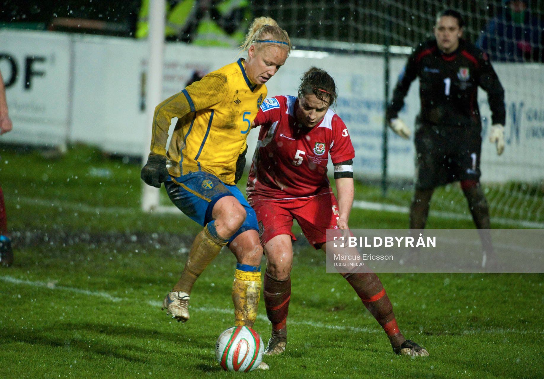 Caroline Seger, Sverige och Emma Jones, Wales