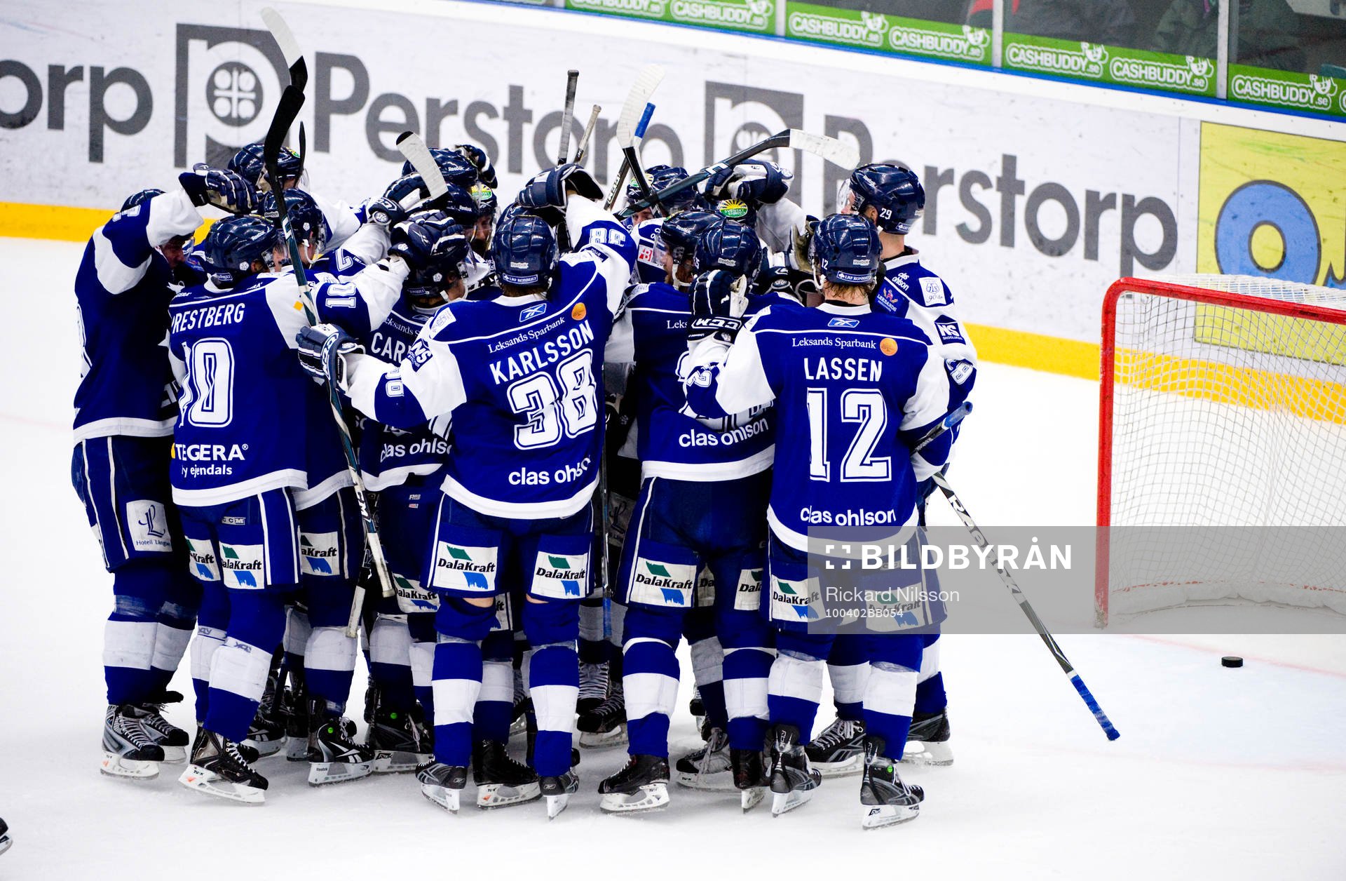 Leksand, jublar när pucken ligger i Rögles mål. Jubel