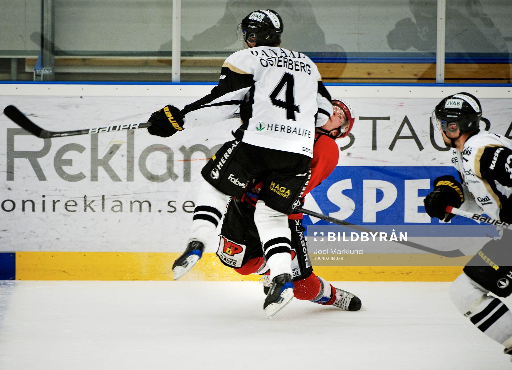 Mikael Österberg, AIK, tacklar Kim Karlsson, Almtuna