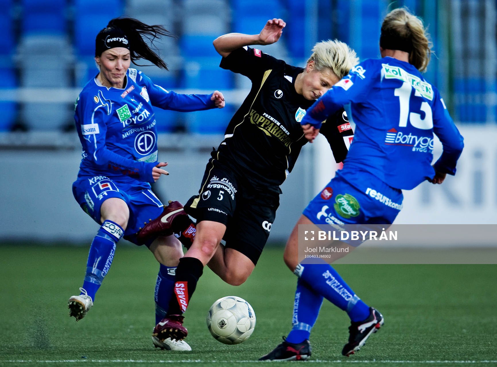 Lisa Ek, Göteborg, faller i en närkamp med Maja Krantz,