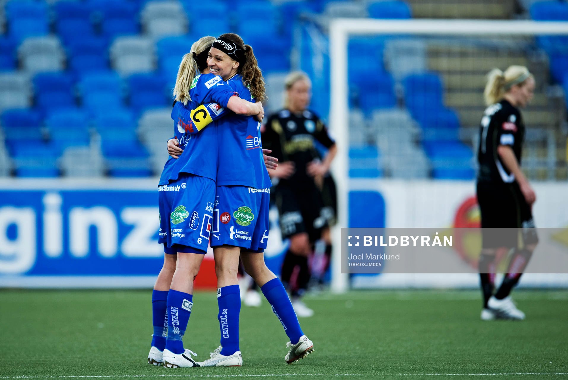 Maria Karlsson och Charlotte Rohlin, Linköping, kramar om