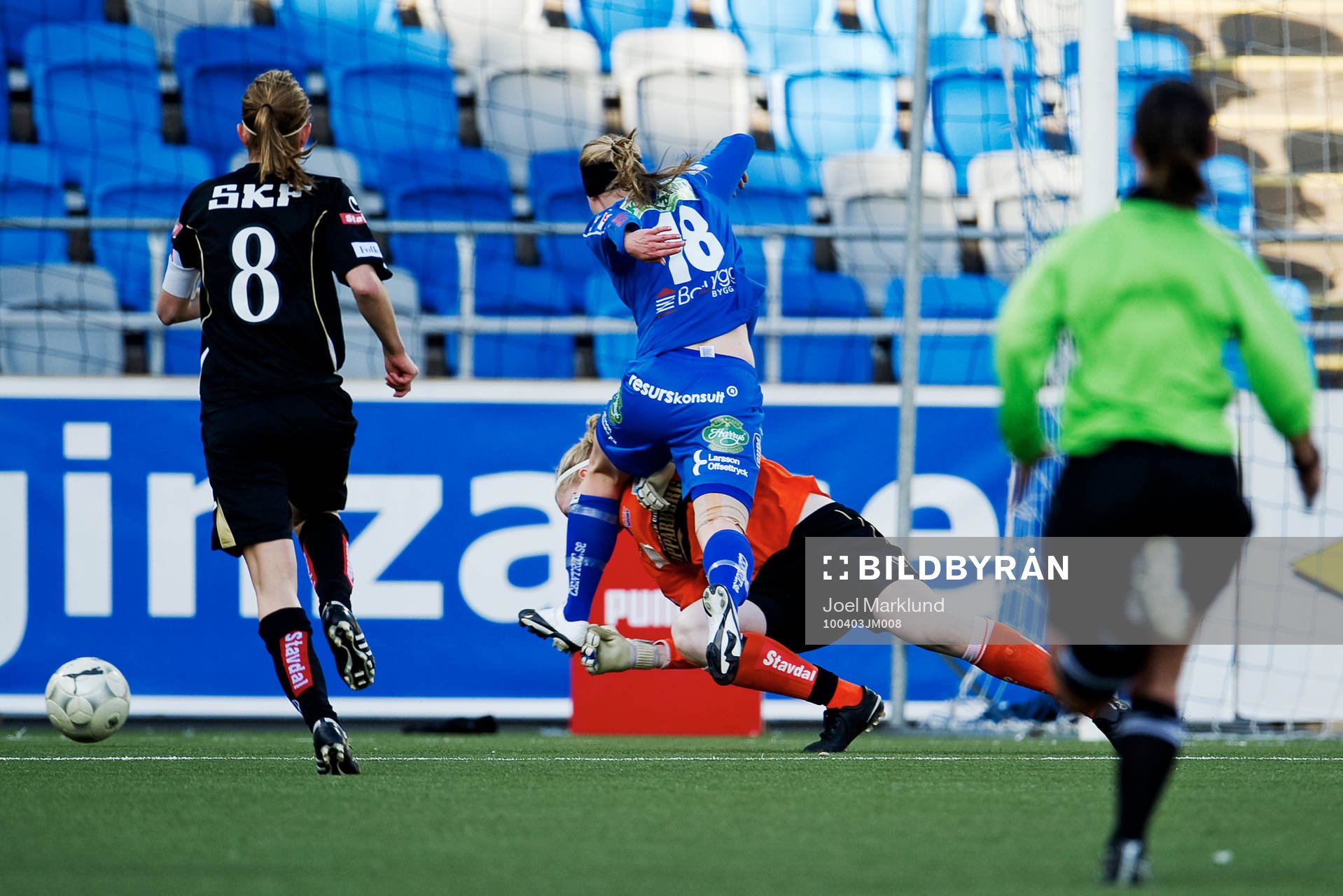 Linda Sällström, Linköping, krockar med Hedvig Lindahl,