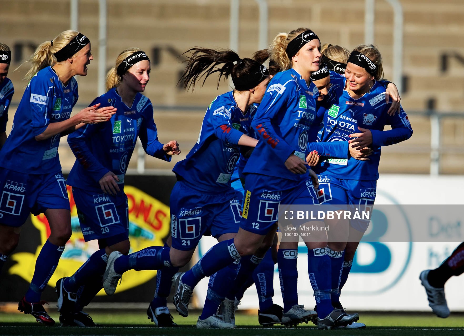 Tilda Heimersson, Linköping, gratuleras till sitt 1-0-mål