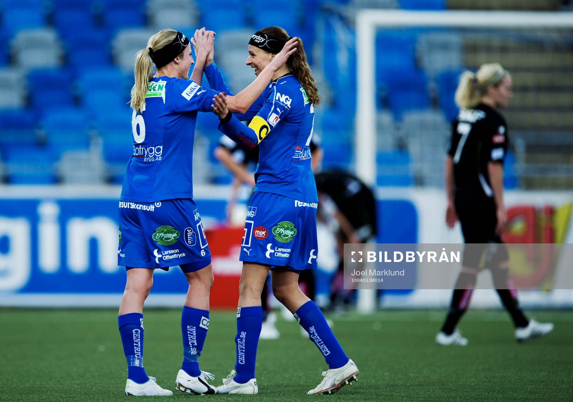  Maria Karlsson och Charlotte Rohlin, Linköping, kramar om varandra efter vinsten.