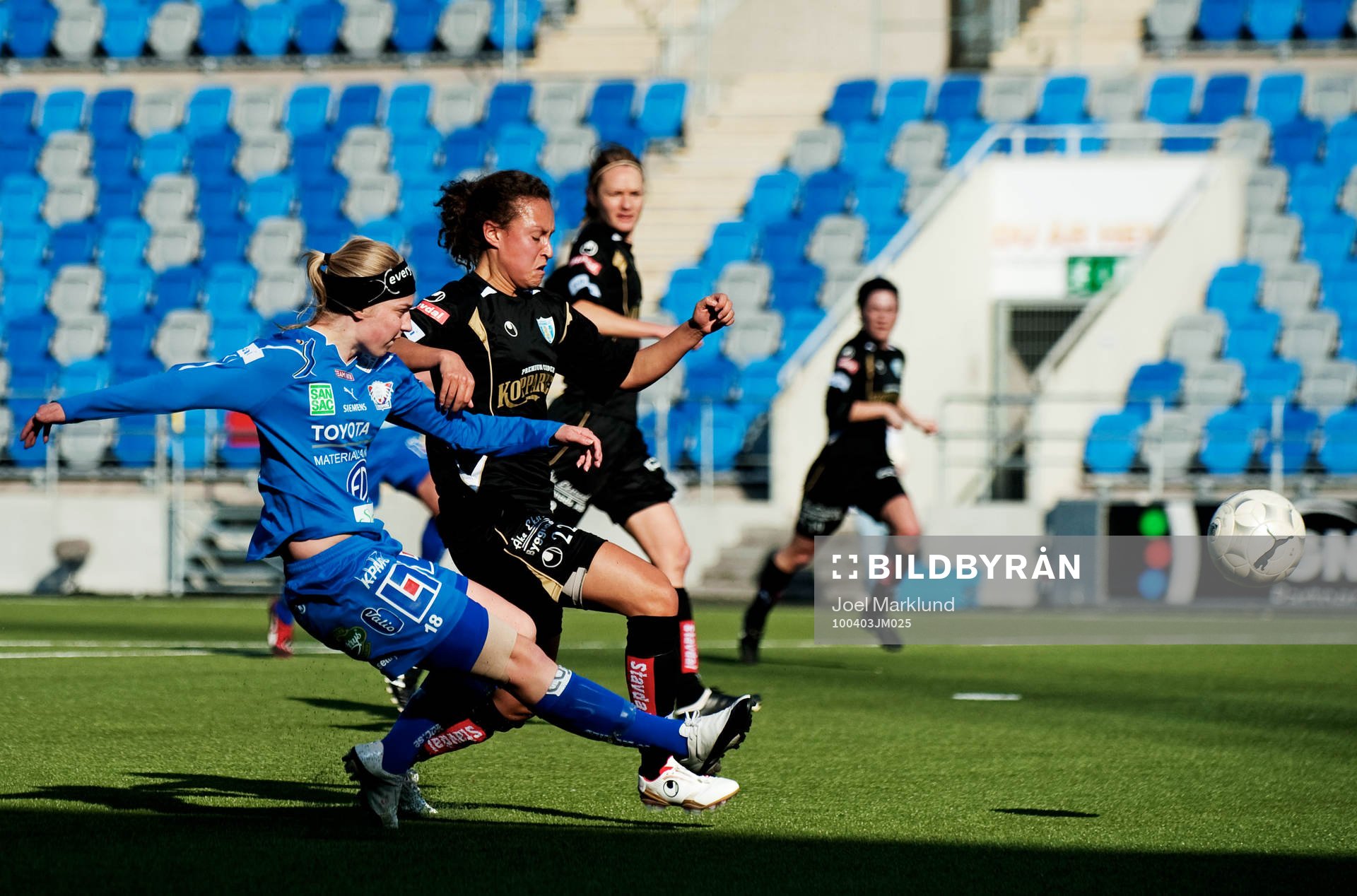 Linda Sällström, Linköping, skjuter mot mål