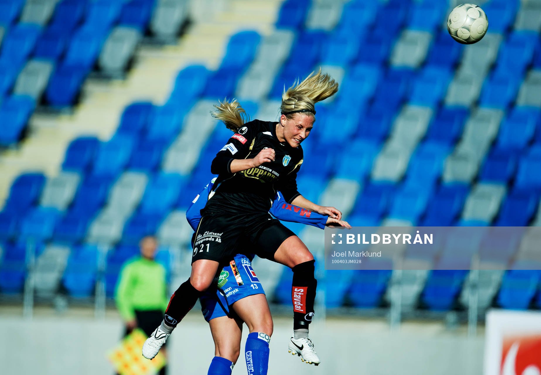 Jenny Hallstenson, Göteborg, nickar bollen