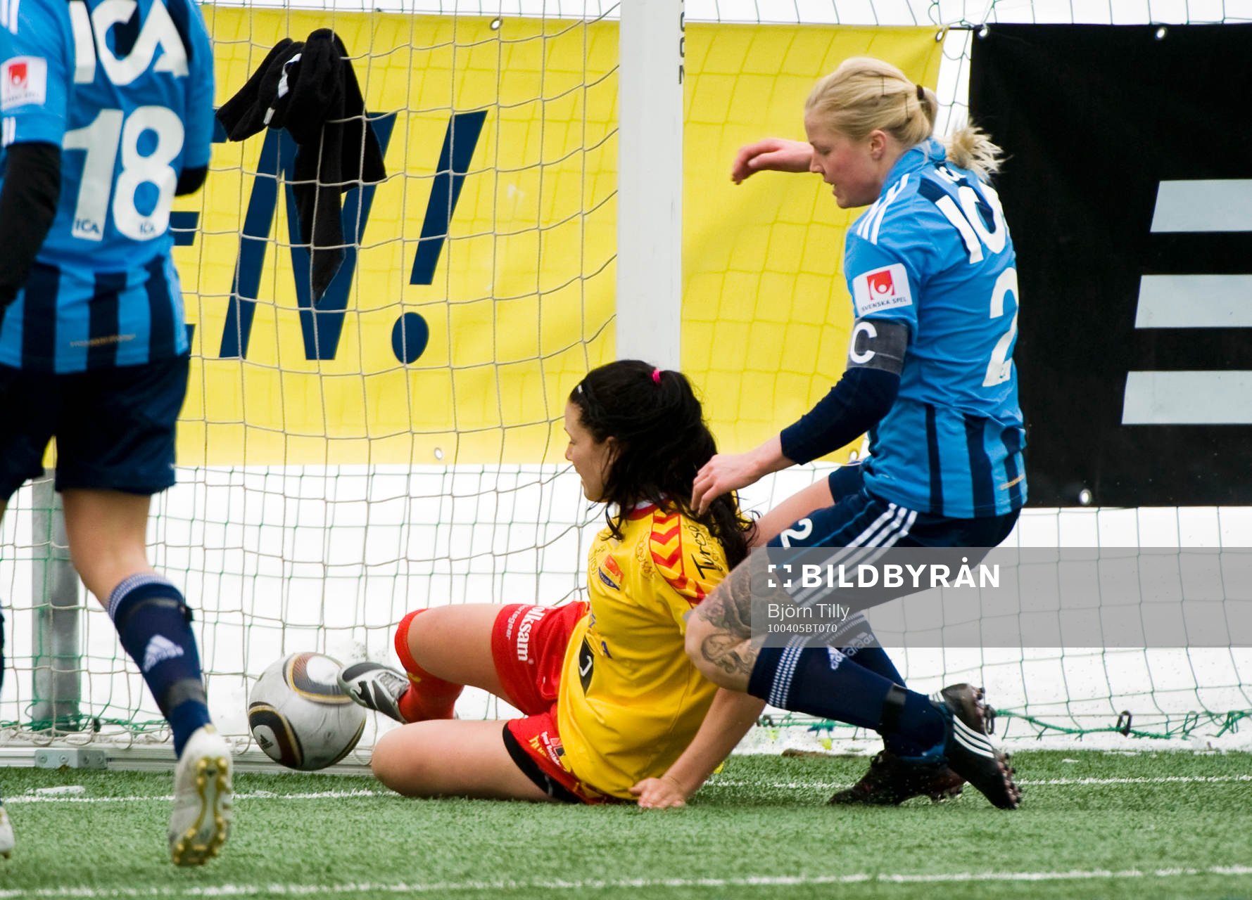  Jennifer Egelryd, Tyresö gör 0-2 och Elin Sölveskog, Djurgården.