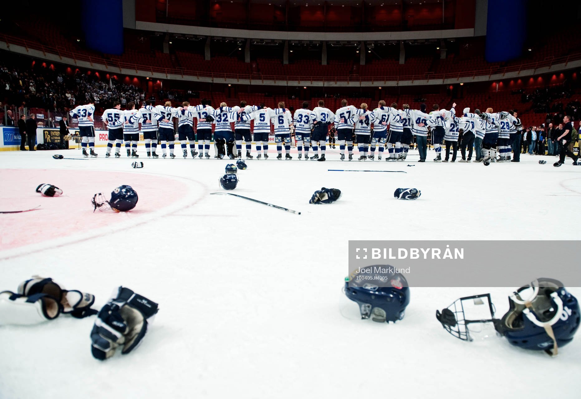 Leksands spelare står uppradade och väntar på att ta