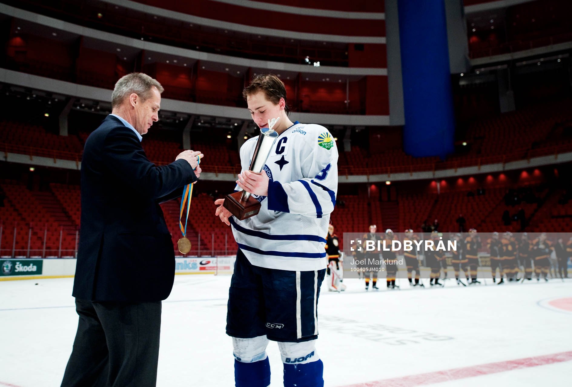 Christer Englund, ordförande Ishockeyförbundet, delar ut