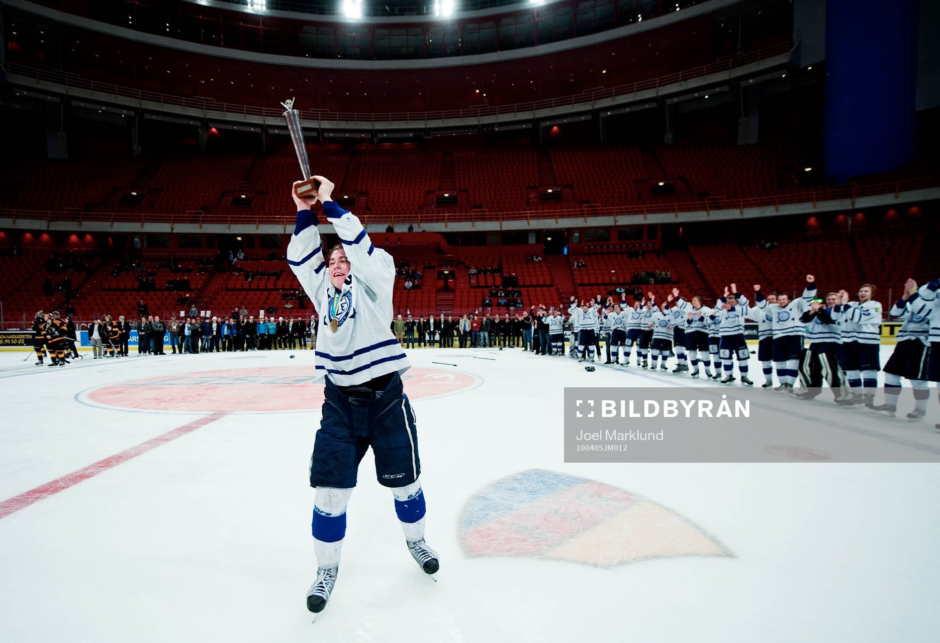 Leksands lagkapten Robin Johansson lyfter guldbucklan