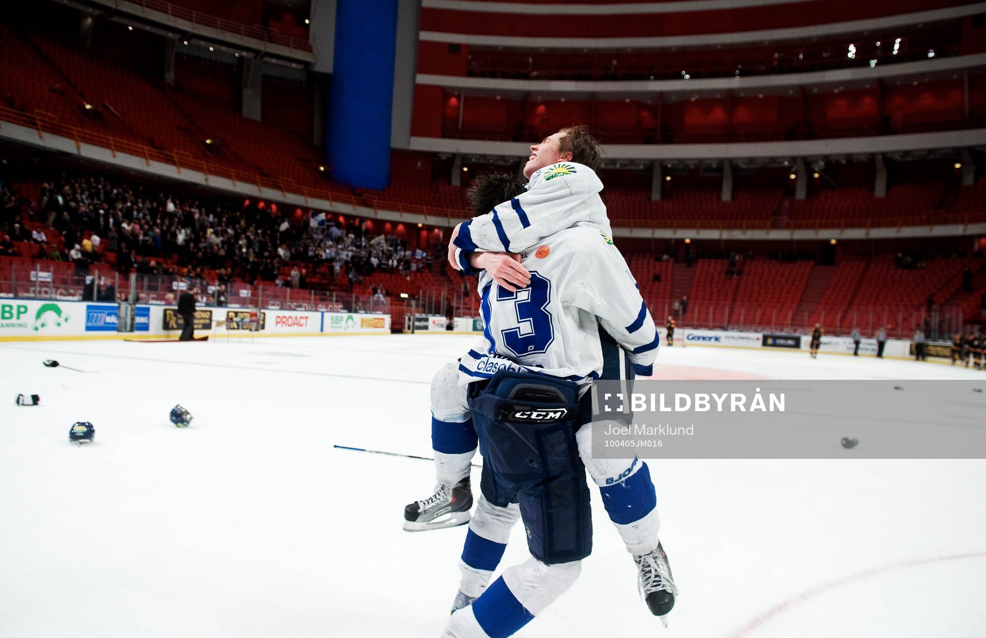 Jon Knuts lyfter upp Robin Johansson, Leksand