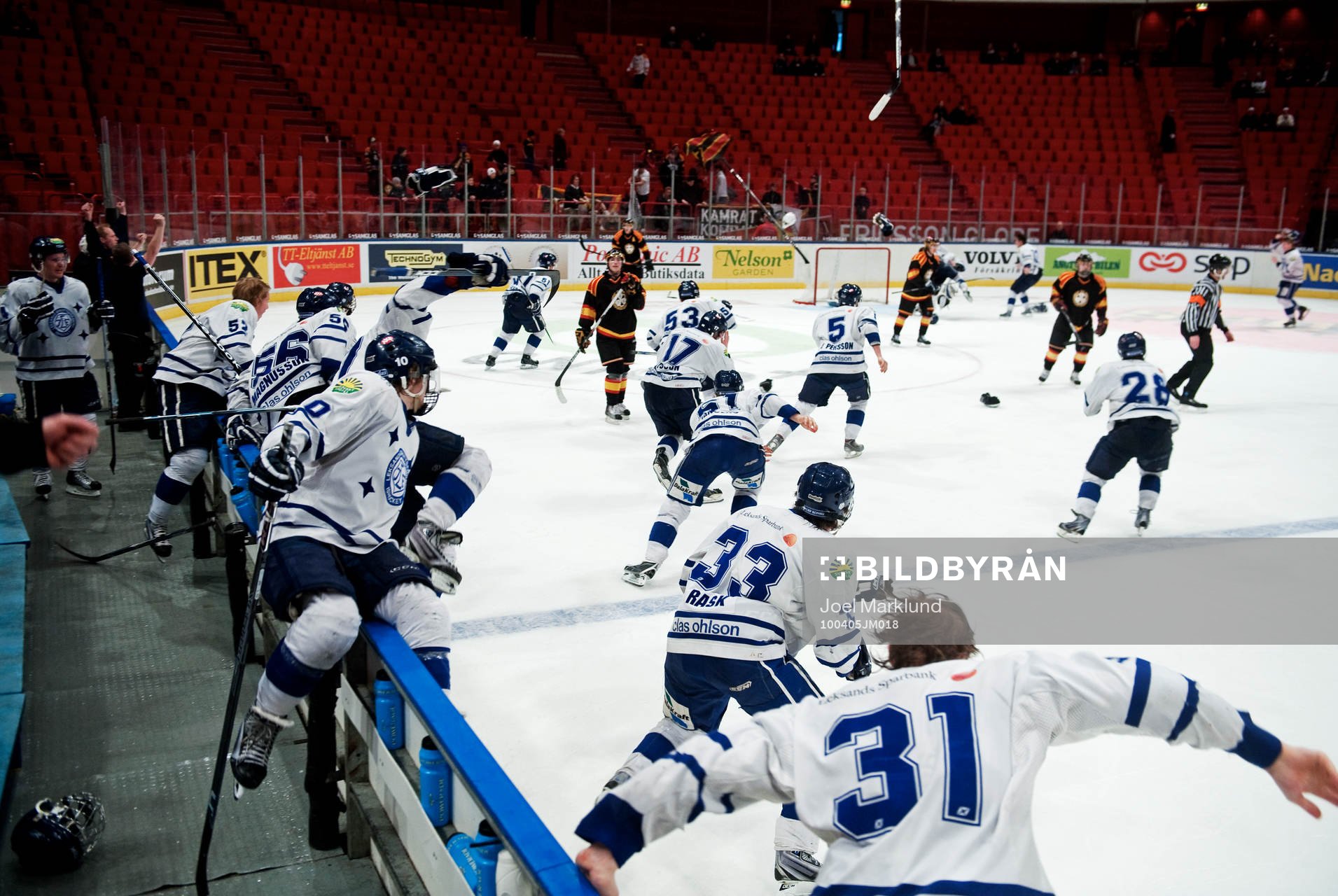Leksands spelare tar sig ut på isen och jublar när