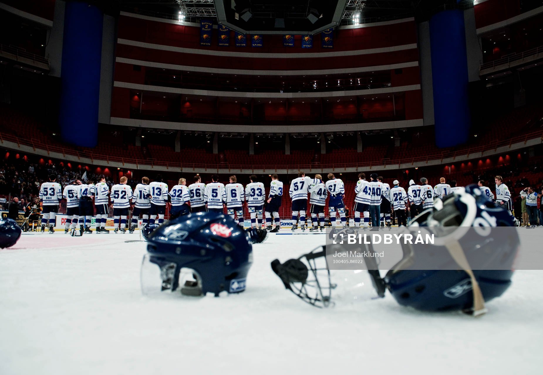 Leksands spelare står uppradade och väntar på att ta