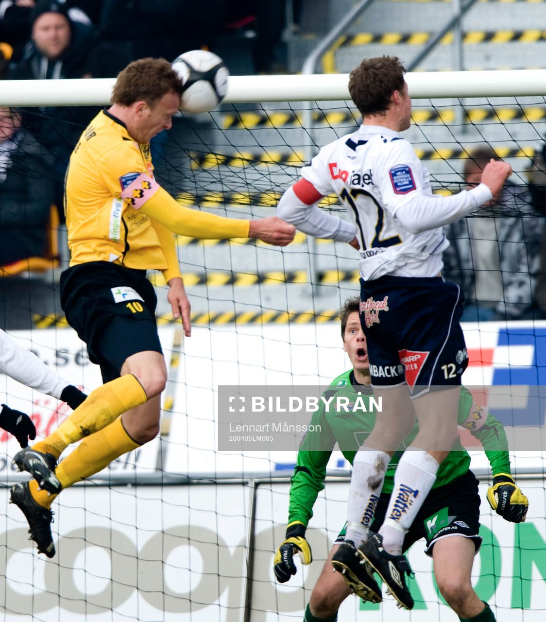 Marcus Ekenberg, Mjällby, nickar mot Mattias Hugosson,