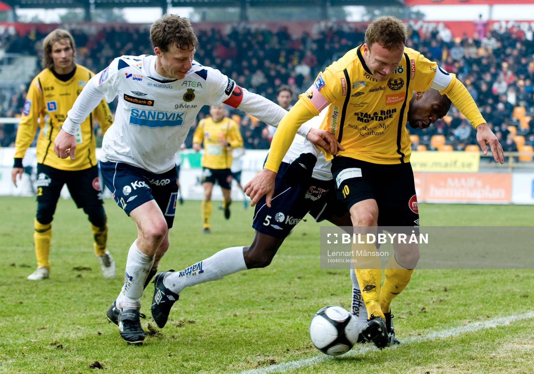 Marcus Ekenberg, Mjällby, håller undan på linjen